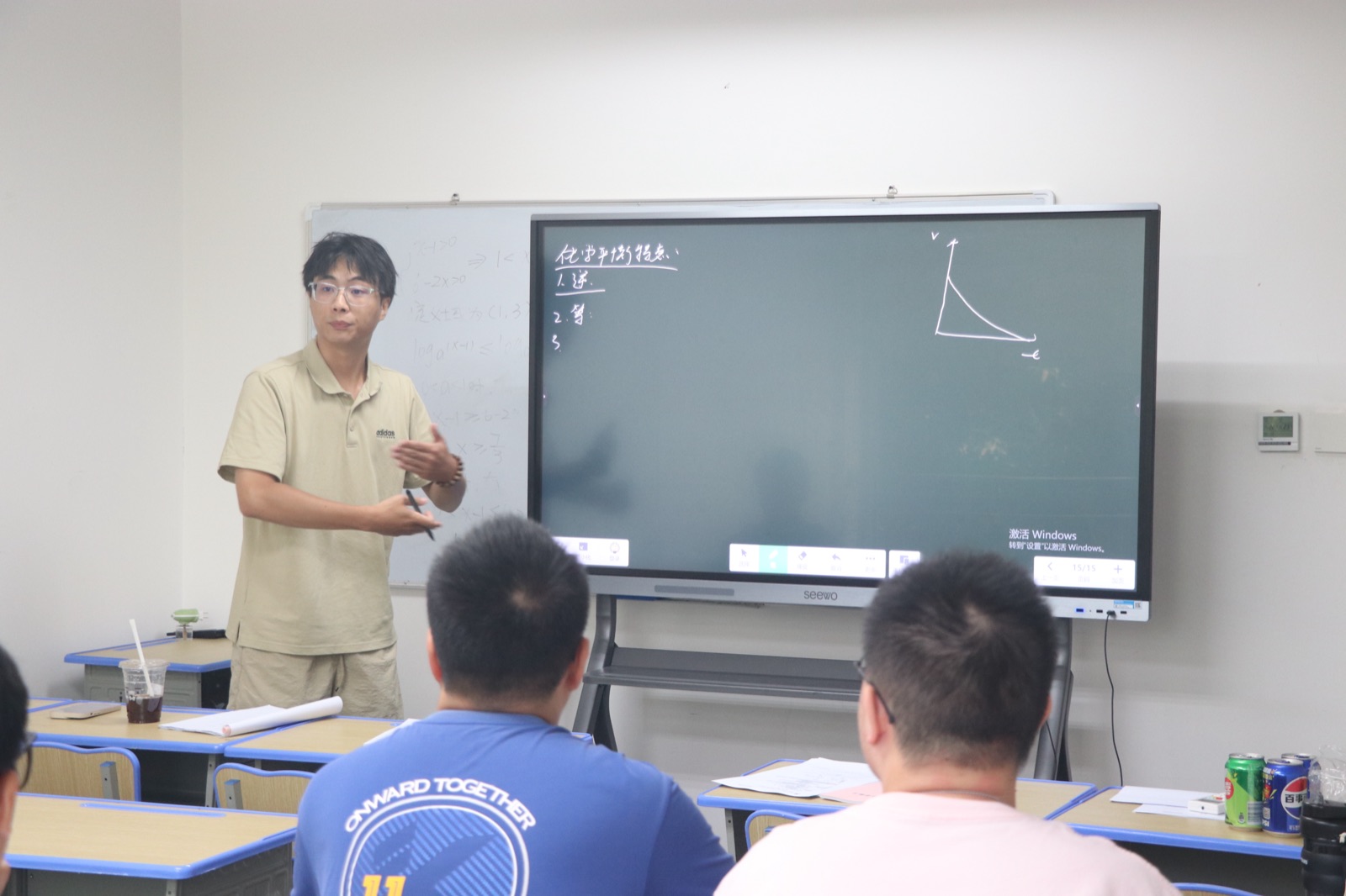 博明堂老师在教室为学生授课