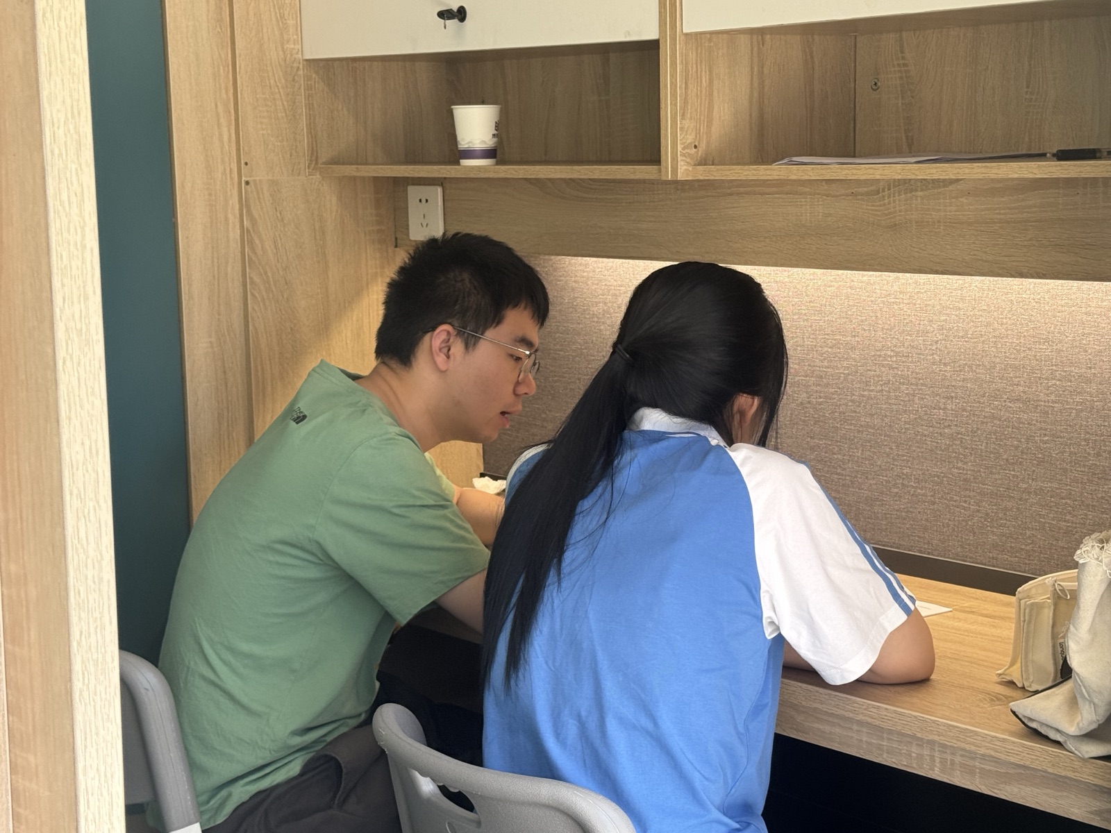 博明堂老师为学生进行一对一辅导